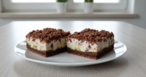 Krtkův plech (hrnečkový recept): Oblíbený dezert v praktickém balení Krtkův plech z hrnku: Banánovo-čokoládový dezert se šlehačkou bez vážení