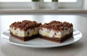 Krtkův plech (hrnečkový recept): Oblíbený dezert v praktickém balení Krtkův plech z hrnku: Banánovo-čokoládový dezert se šlehačkou bez vážení