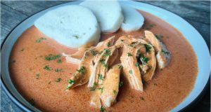 Kuře na paprice s domácím houskovým knedlíkem – poctivý český recept