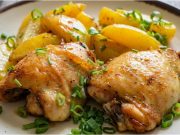 Kuřecí špalíčky s bramborami z pečicího sáčku: Maximum chuti, minimum nádobí Kuřecí horní stehna se šťavnatými bramborami v pečicím sáčku (bez nepořádku)