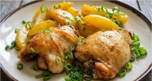 Kuřecí horní stehna se šťavnatými bramborami v pečicím sáčku (bez nepořádku)