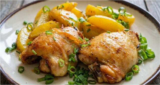 Kuřecí horní stehna se šťavnatými bramborami v pečicím sáčku (bez nepořádku)