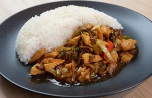 Kuřecí masíčko na čínský způsob: Křehké nudličky se zeleninou a arašídy Domácí kuřecí čína se zeleninou – šťavnaté maso díky škrobové marinádě