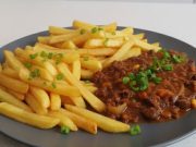 Pikantní kuřecí játra s fazolemi v tomatě: Rychlá směs k hranolkům, která má říz