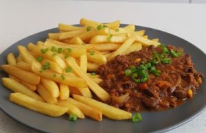 Pikantní kuřecí játra s hranolky: Sytá směs s fazolemi a zeleninou Pikantní kuřecí játra s fazolemi v tomatě: Rychlá směs k hranolkům, která má říz