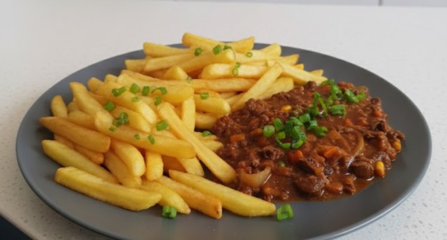 Pikantní kuřecí játra s fazolemi v tomatě: Rychlá směs k hranolkům, která má říz
