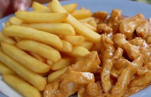 Rychlovka z jedné pánve: Šťavnaté kuřecí nudličky, co chutnají nejlépe s hranolky