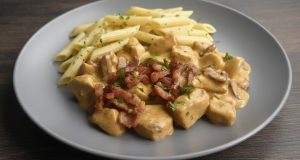 Nemáte čas na vaření? Tato blesková kuřecí směs se sýrem a slaninou vás zachrání