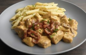 Nemáte čas na vaření? Tato blesková kuřecí směs se sýrem a slaninou vás zachrání