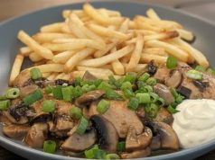 Kuřecí medailonky marinované v sójové a ústřicové omáčce s žampiony a redukovanou omáčkou