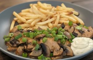 Kuřecí medailonky s asijským nádechem: Šťavnaté maso se žampiony a ústřicovou omáčkou Kuřecí medailonky marinované v sójové a ústřicové omáčce s žampiony a redukovanou omáčkou