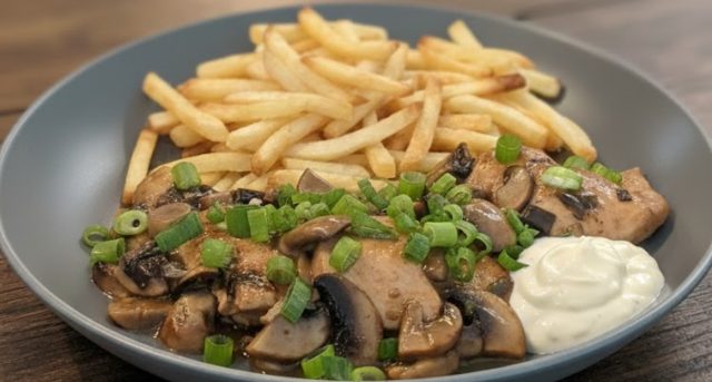 Kuřecí medailonky marinované v sójové a ústřicové omáčce s žampiony a redukovanou omáčkou