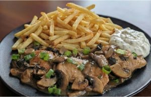 Kuřecí medailonky se žampiony – rychlý luxusní oběd na pánvi