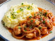 Kuřecí prsa na cibuli se sójovou omáčkou – rychlý oběd z trouby