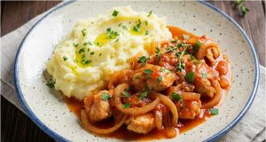 Kuřecí prsa na cibuli se sójovou omáčkou – rychlý oběd z trouby