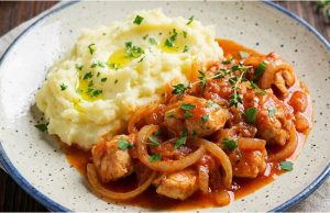 Kuřecí prsa na cibulce a česneku: Rychlá večeře z pánve i trouby Kuřecí prsa na cibuli se sójovou omáčkou – rychlý oběd z trouby