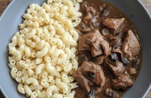 Poctivé vepřové kostky na žampionech: Tajemství silné a sametové omáčky