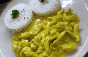 Kuřecí na kari se smetanou: Bleskový oběd, který chutná jako z restaurace Kuřecí nudličky na kari se smetanou: rychlý oběd, který chutná celé rodině