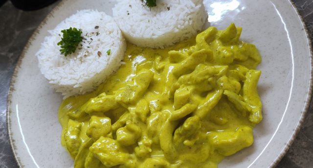 Kuřecí nudličky na kari se smetanou: rychlý oběd, který chutná celé rodině