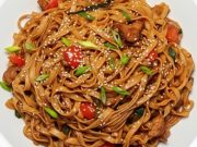 Smažené rýžové nudle s kuřecím a medovou omáčkou: Exotika, kterou zvládnete i doma Smažené rýžové nudle s kuřecím masem a medovo-sójovou omáčkou