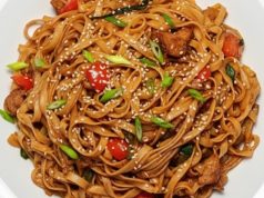 Smažené rýžové nudle s kuřecím a medovou omáčkou: Exotika, kterou zvládnete i doma Smažené rýžové nudle s kuřecím masem a medovo-sójovou omáčkou