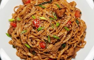 Smažené rýžové nudle s kuřecím a medovou omáčkou: Exotika, kterou zvládnete i doma Smažené rýžové nudle s kuřecím masem a medovo-sójovou omáčkou