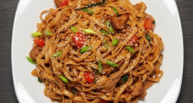 Smažené rýžové nudle s kuřecím masem a medovo-sójovou omáčkou