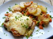 Zapečené kuřecí plátky s uzeným sýrem a krémové smetanové brambory Kuřecí stehenní řízky zapečené se sýrem a smetanové brambory z jednoho pekáče