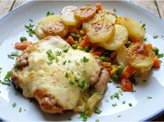 Kuřecí stehenní řízky zapečené se sýrem a smetanové brambory z jednoho pekáče