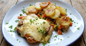 Kuřecí stehenní řízky zapečené se sýrem a smetanové brambory z jednoho pekáče