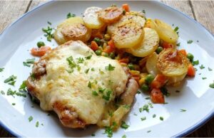 Zapečené kuřecí plátky s uzeným sýrem a krémové smetanové brambory Kuřecí stehenní řízky zapečené se sýrem a smetanové brambory z jednoho pekáče
