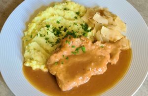 Pečené vepřové plátky se šťávou, bramborovou kaší a pečeným zelím