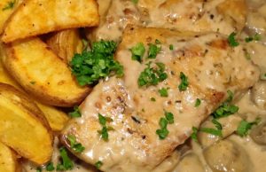 Kuřecí řízečky v krémové žampionové omáčce Kuřecí maso na žampionech se smetanovou omáčkou a americkými bramborami