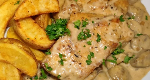 Kuřecí maso na žampionech se smetanovou omáčkou a americkými bramborami Kuřecí maso na žampionech se smetanovou omáčkou a americkými bramborami