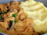 Jemné kuřecí se žampiony a smetanou: S bramborovou kaší chutná nejlépe! Kuřecí maso na smetaně se žampiony – krémová omáčka jako z restaurace