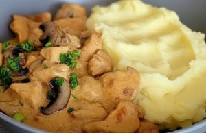 Jemné kuřecí se žampiony a smetanou: S bramborovou kaší chutná nejlépe! Kuřecí maso na smetaně se žampiony – krémová omáčka jako z restaurace