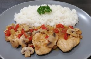 Přírodní kuřecí plátky se zeleninou a rýží