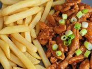 Blesková kuřecí směs s hranolky: Šťavnatý oběd, i když lednice zeje prázdnotou Jednoduchá kuřecí směs na způsob „čína“ – rychlovka bez zeleniny, která chutná dokonale