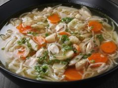 Poctivý kuřecí vývar s libečkem: silný domácí recept plný masa a zeleniny