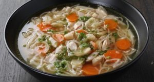 Poctivý kuřecí vývar s libečkem: silný domácí recept plný masa a zeleniny