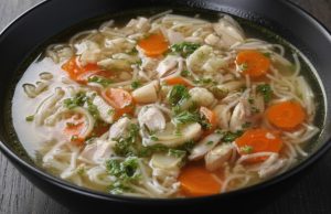 Domácí kuřecí vývar s vůní libečku: Pěkně hustý a čirý Poctivý kuřecí vývar s libečkem: silný domácí recept plný masa a zeleniny