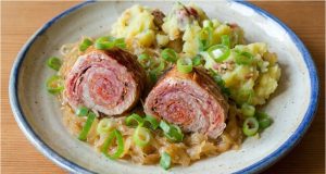 Vepřové závitky na kysaném zelí s paprikovou omáčkou