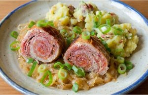 Vepřové závitky dušené v kysaném zelí: Sytá klasika s pikantním nádechem Vepřové závitky na kysaném zelí s paprikovou omáčkou