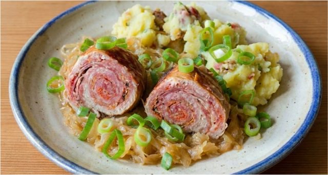 Vepřové závitky na kysaném zelí s paprikovou omáčkou Vepřové závitky na kysaném zelí s paprikovou omáčkou