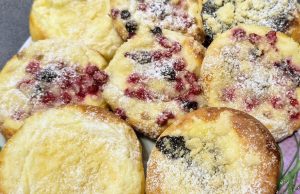 Kynuté koláče s tvarohem, rybízem, povidly a drobenkou – voňavá klasika českých kuchyní
