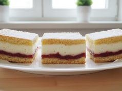 Křehké linecké řezy plněné ovocnou marmeládou a jemnou tvarohovou nádivkou. Rychlý a spolehlivý moučník na menší plech.