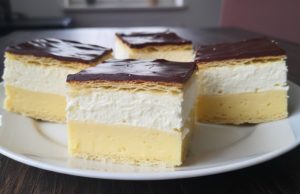 Ultra rychlý krémeš z listového těsta: Cukrářský skvost hotový za 30 minut Rychlý krémeš z listového těsta: poctivý vanilkový krém a vysoká vrstva šlehačky