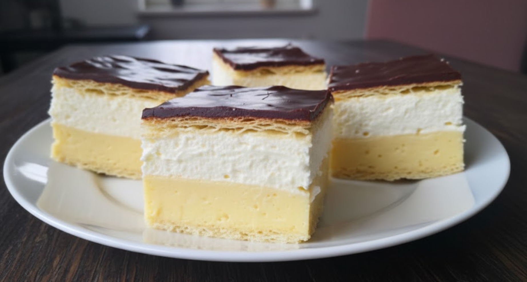 Rychlý krémeš z listového těsta: poctivý vanilkový krém a vysoká vrstva šlehačky