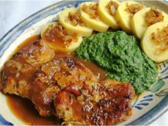 Sváteční vepřová pečeně s domácím knedlíkem a špenátem Vepřová pečeně s bramborovým knedlíkem v utěrce a dušeným špenátem