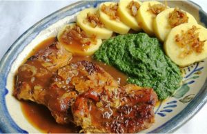 Sváteční vepřová pečeně s domácím knedlíkem a špenátem Vepřová pečeně s bramborovým knedlíkem v utěrce a dušeným špenátem